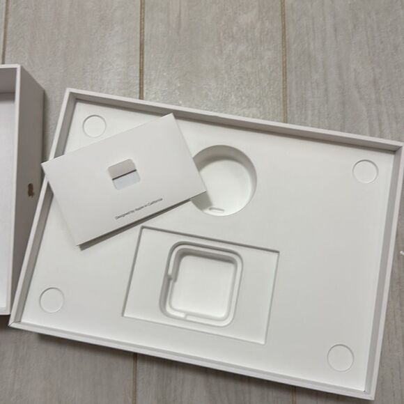 New Apple MacBook Air 13 inch box - Picture 4 of 4